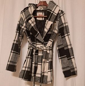 Black and white flannel jacket, belted, doble breasted, with hood, Mossimo bran.